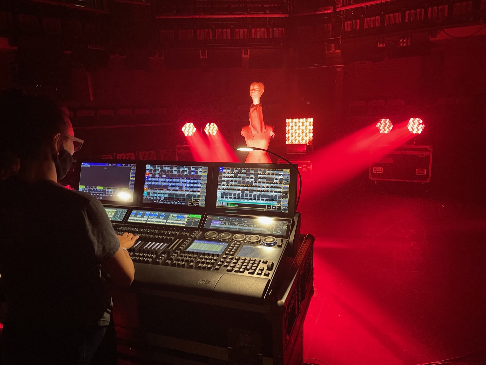 Image for World renowned lighting and stage designer Andi Watson wows MA students